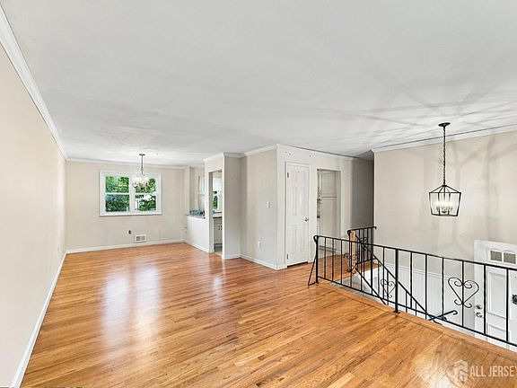 5th image of 381 William St