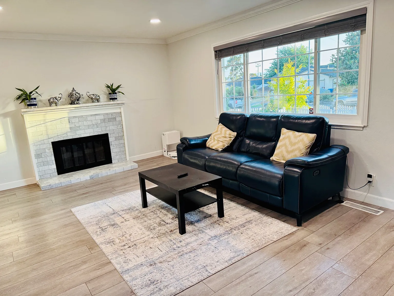4 bed, 3.5 bath, 2005 sqft, $4,900 — Photo 2