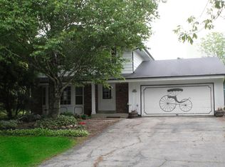 W289N7710 Park Dr, Hartland, WI 53029