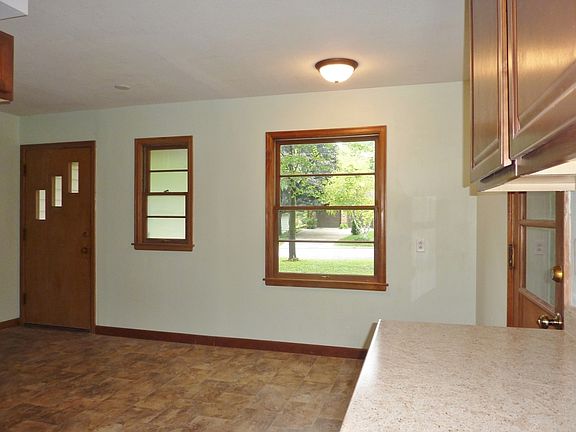 3rd image of 117 E Glencrest Dr