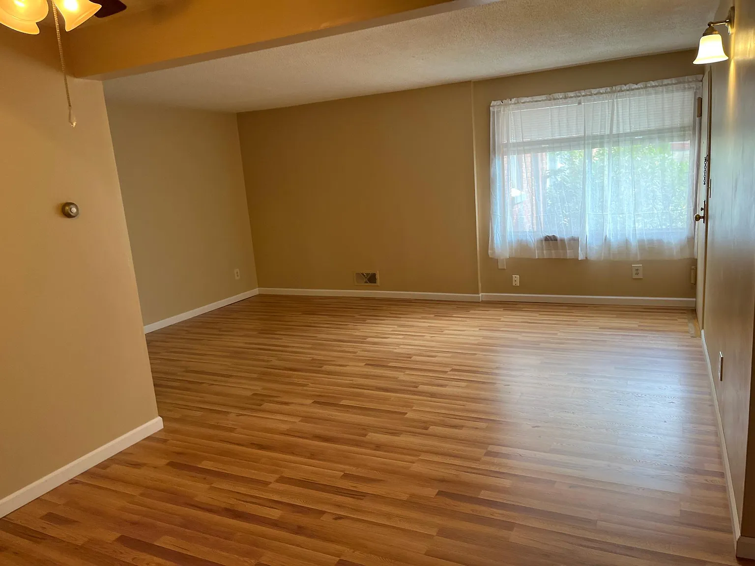 2 bed, 900 sqft, $1,495 — Photo 3