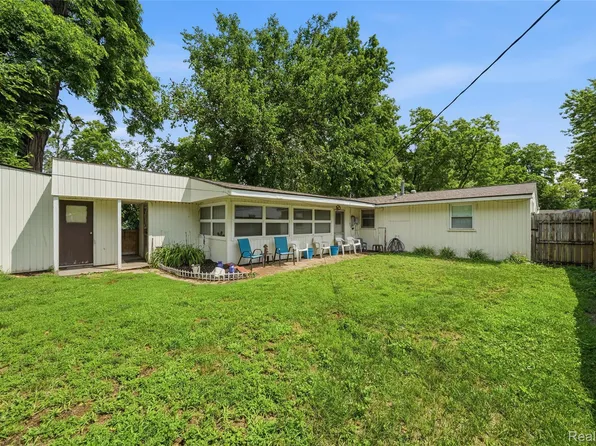 918 Pine Tree Rd, Lake Orion, MI 48362