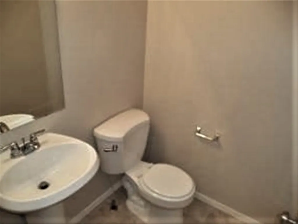 4 bed, 2.5 bath, 2001 sqft, $2,608 — Photo 4
