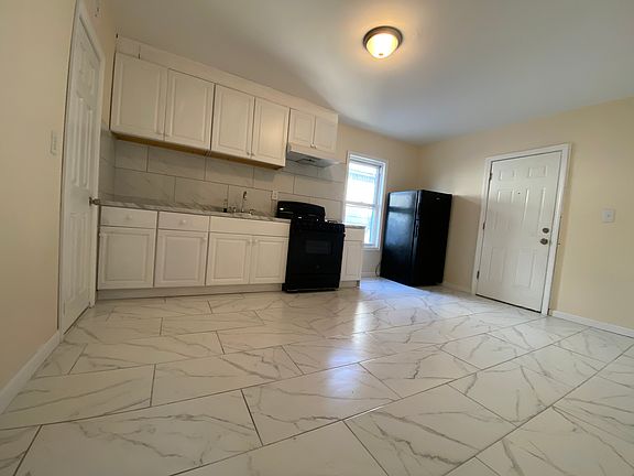 4th image of 448 Poplar St Floor 3