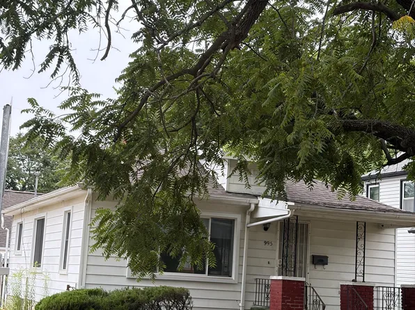 995 Lakeview Ave, Waterford, MI 48328