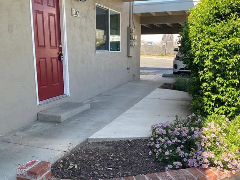 107 E G St — Photo 3