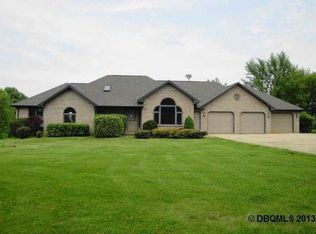 10131 Metcalf Ln, Dubuque, IA 52003