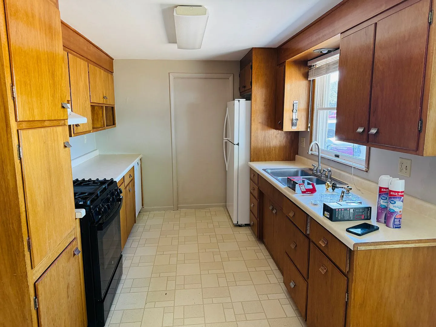 Secluded Heights 2 Bedroom with Fenced Backyard, Laundry and Off Street Parking — Photo 1
