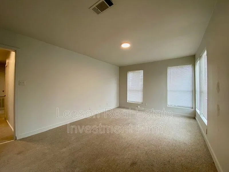3 bed, 1.0 bath, 1036 sqft, $900 — Photo 2