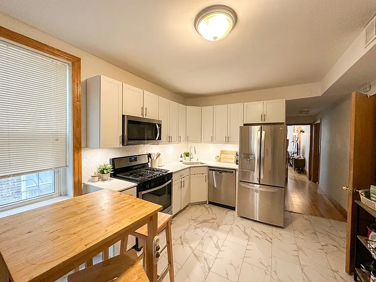 1557 N Honore St #G — Photo 7