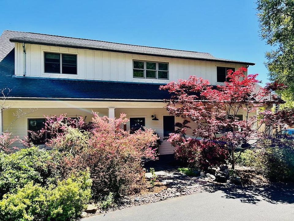 Craftsman in Bonny Doon, 10 minutes to Felton, 12 minutes to UCSC, and 20 minutes to downtown Santa Cruz or the North Coast beaches