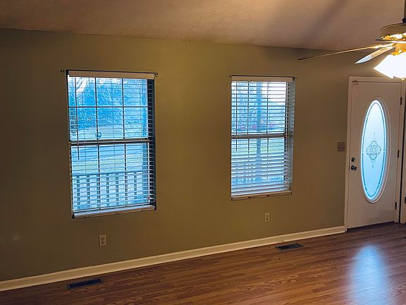 3rd image of 901 Ravenwood Dr