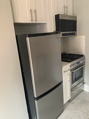 Rented by Salon Realty Corp | media 7
