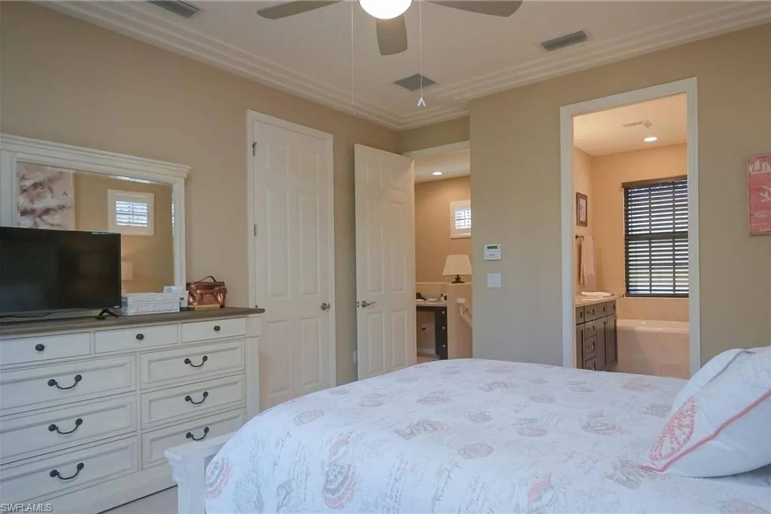 4 bed, 3.0 bath, 2002 sqft, $4,590 — Photo 4