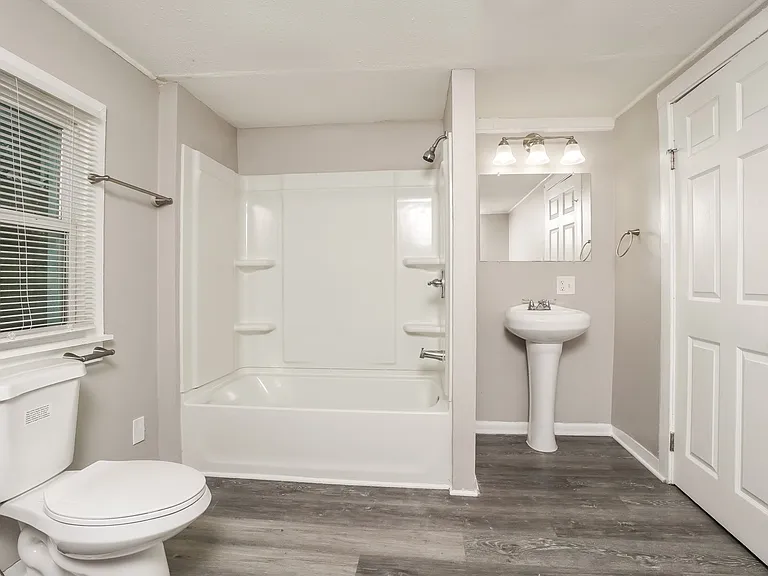 803242_023_main_bathroom_13139779.jpg