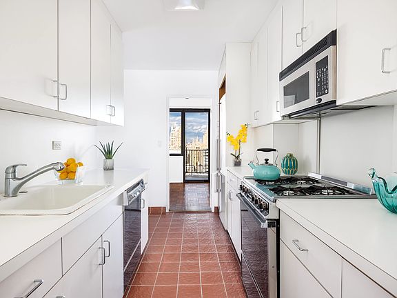 4th image of 10 W 66th St APT 28C