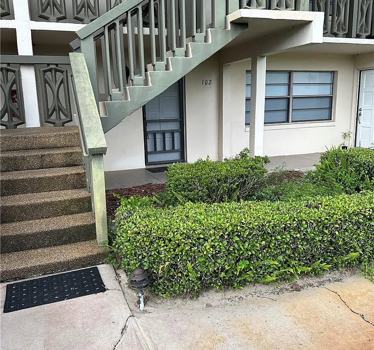 102 Fairway Ct #102