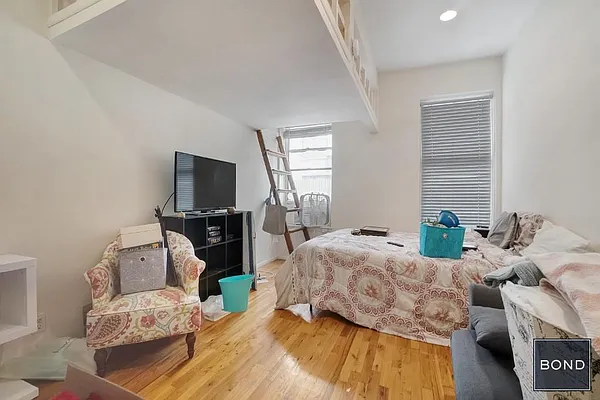 Rented by Bond New York | media 9