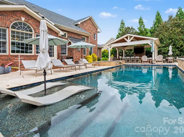 1022 Lake Forest Dr, Matthews, NC 28104