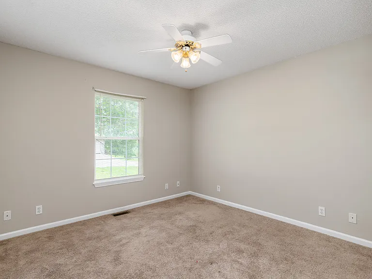 131 Sawmill Ln — Photo 4