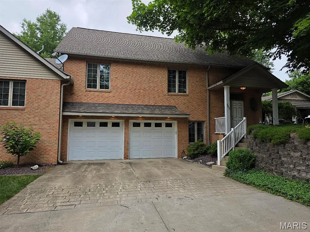 302 Lorean St photo 1