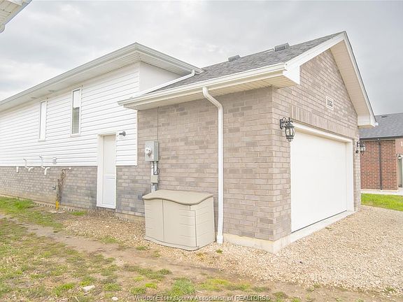 2nd image of 1155 Aspen Ridge Cres