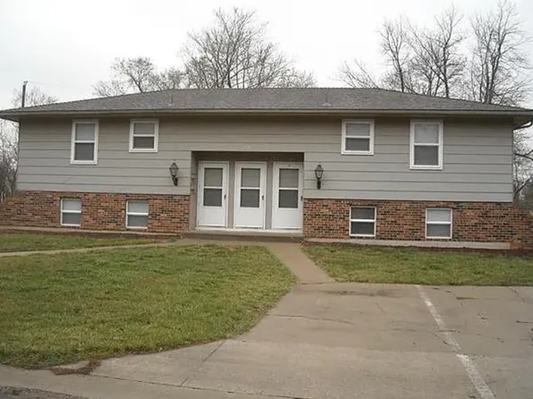 2 bed, 1.0 bath, $975, 5820 E 149th St APT 1, Grandview, MO 64030