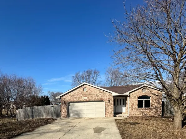 902 E Washington St, Le Roy, IL 61752