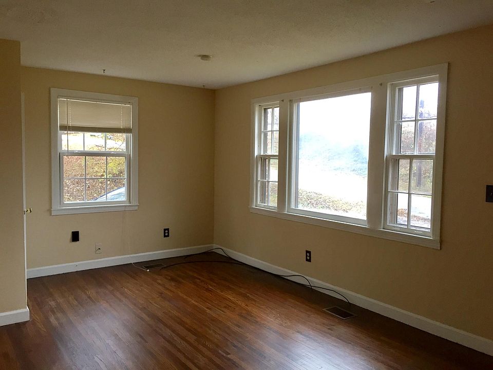 Lots of light in living room 