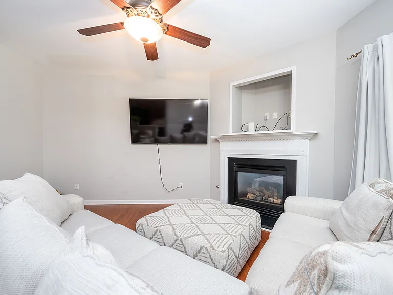 1796 N Umberland Way SE — Photo 3