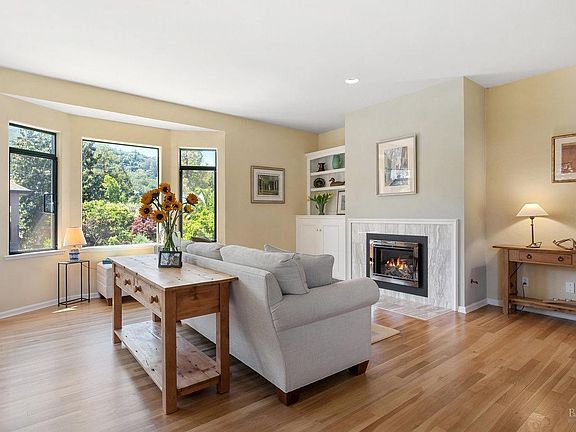 4th image of 36 Mariposa Avenue #1