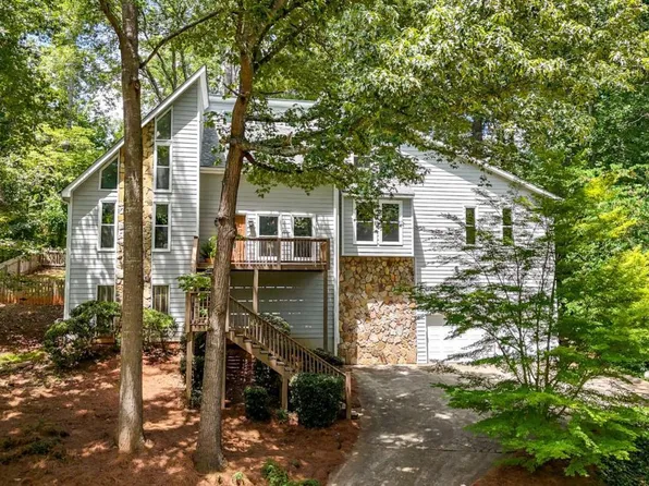 569 Farmbrook Trl NE, Kennesaw, GA 30144