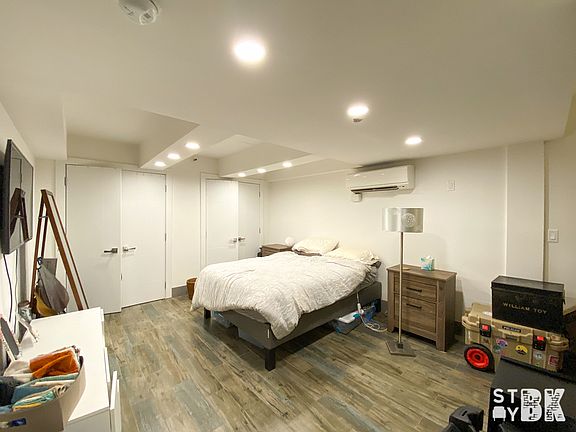 5th image of 376 Franklin Ave #1