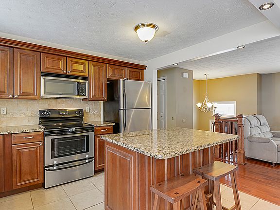 4th image of 14900 Falconwood Dr