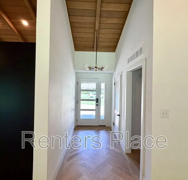 2616 E 58th St S — Photo 17