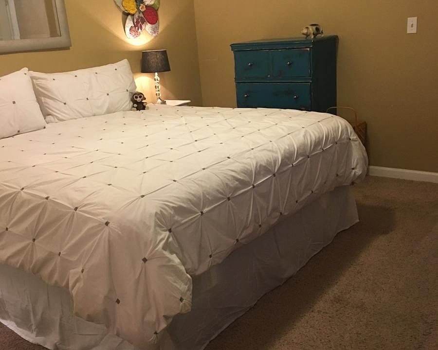 Spacious bedroom (fits a king size bed)