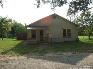 706 Devine Dr, Devine, TX 78016