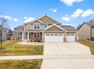 1124 Willow Creek Dr, Bloomington, IL 61705