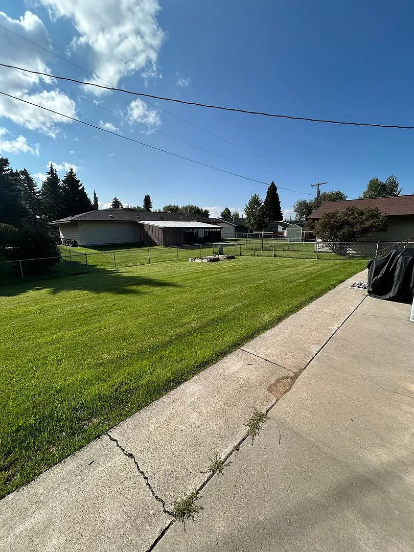 3470 S Hillcrest Dr — Photo 3