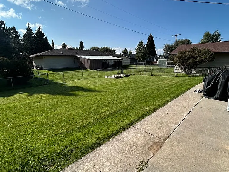 3470 S Hillcrest Dr — Photo 3