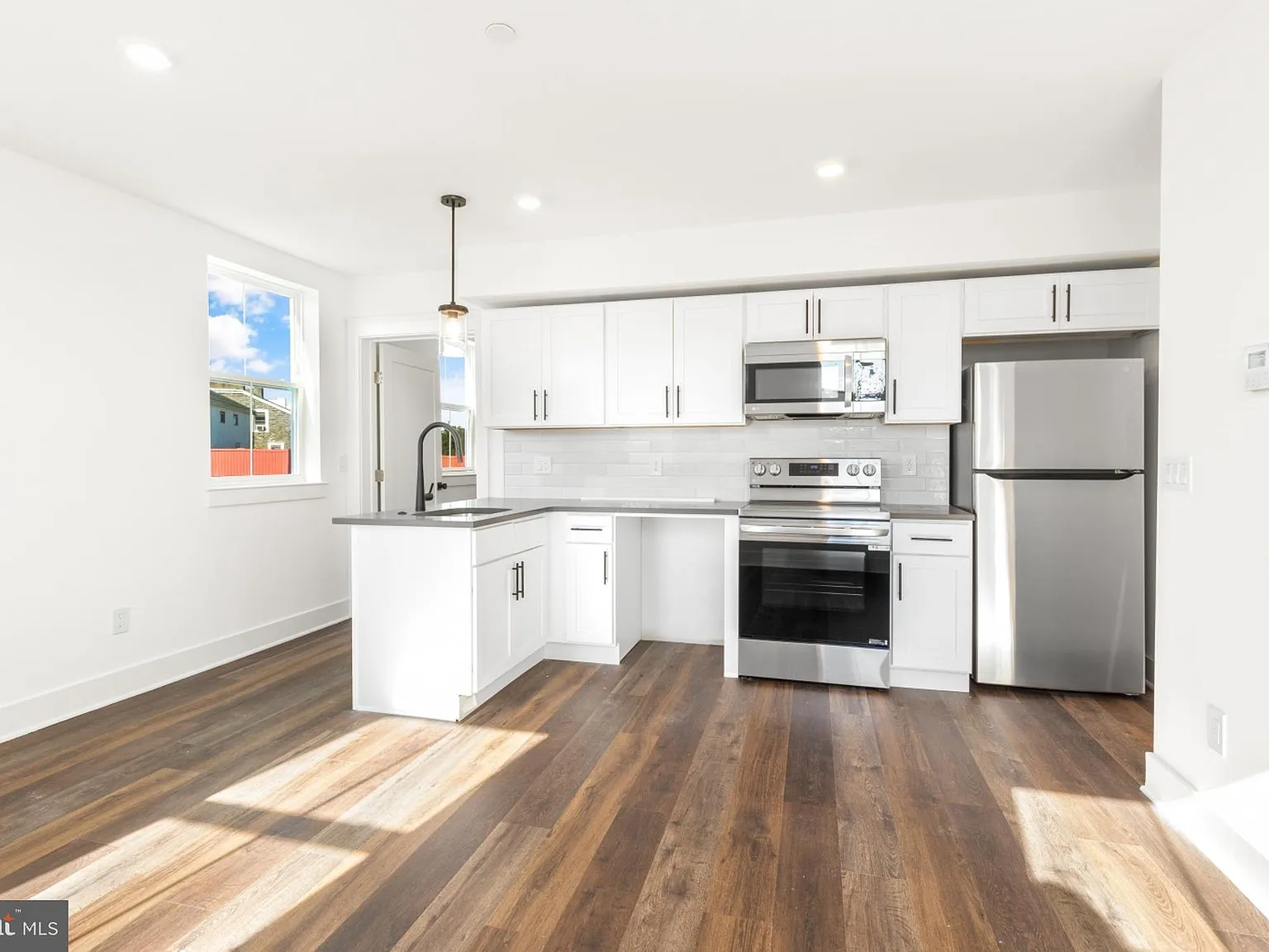 2 bed, 1.0 bath, 742 sqft, $1,695 — Photo 2