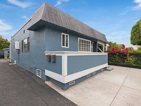 3rd image of 384 N San Vicente Blvd