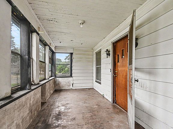 4th image of 109 W Chicago St