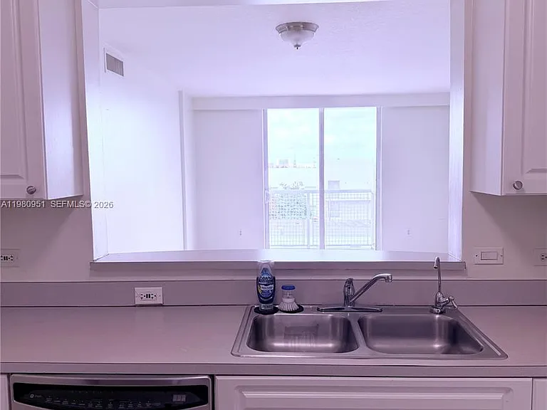 900 SW 8th St #604 — Photo 14