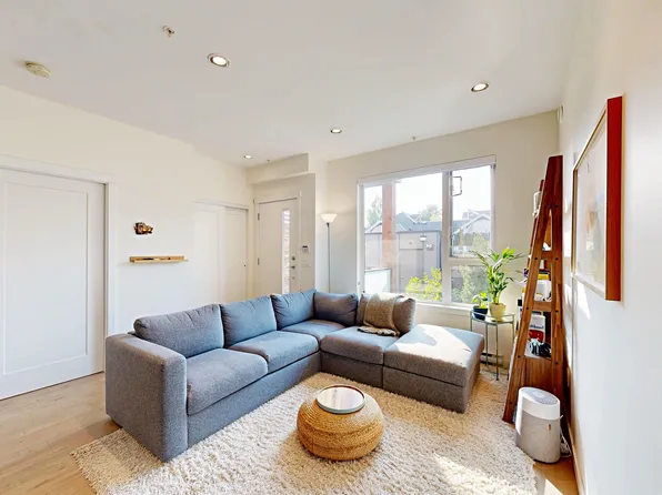 4527 Earles St, Vancouver, BC V5R 3R1