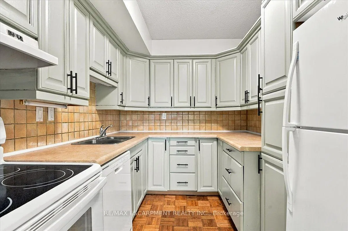 3 bed, $2,950 — Photo 2