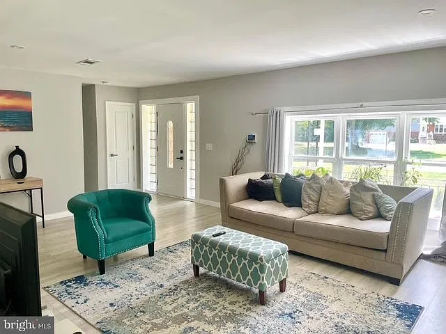 4 bed, 3.0 bath, 2058 sqft, $3,700 — Photo 2