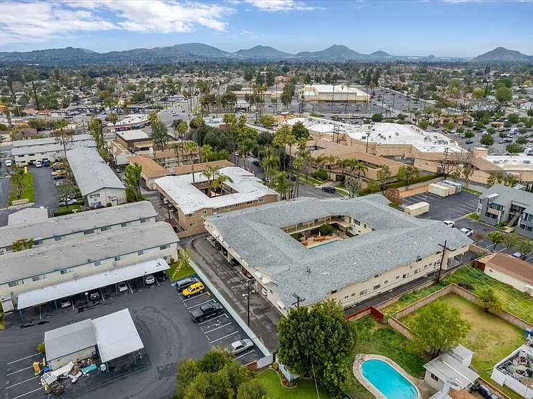 Melrose Place Apartments — Photo 104