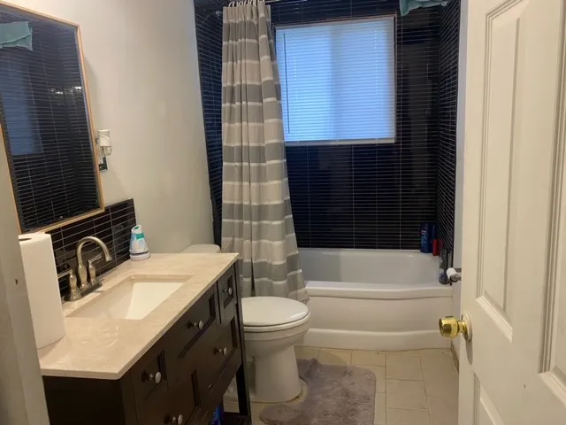 Bathroom - 1000 E Brentwood St