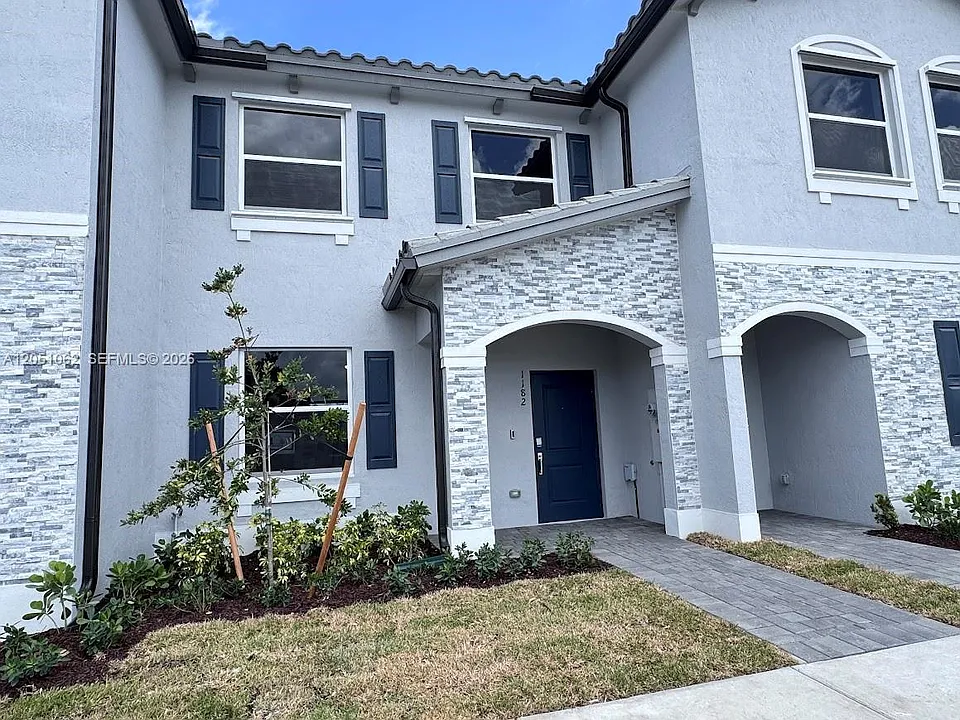 1182 SE Palm Dr